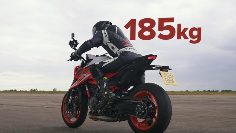 KTM Super Duke R Evo擁有185匹的最大馬力。(圖片來源/ 翻攝自 Carwow YT)