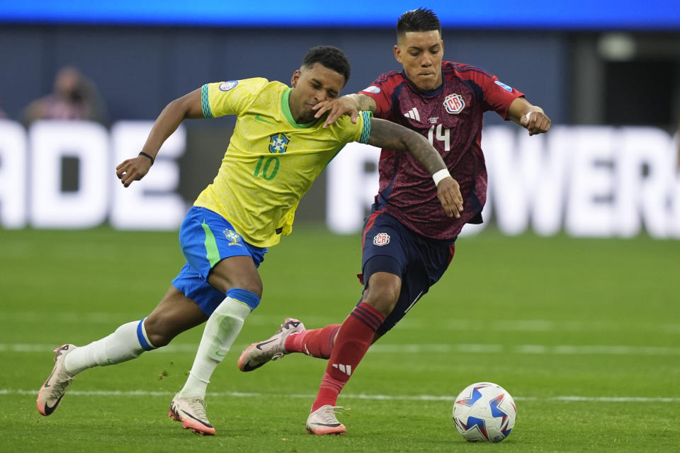 Costa Rica's Orlando Galo, right, and Brazil's Rodrygo battle for the ballduring a Copa America Group D soccer match Monday, June 24, 2024 in Inglewood, Calif. (AP Photo/Ryan Sun)