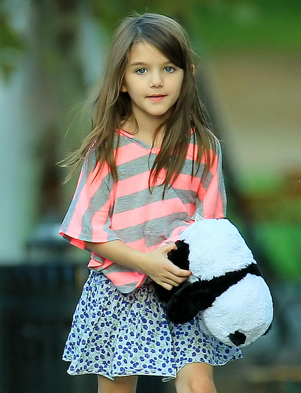 Kein Kleinkind mehr, aber Kuscheln mit dem Panda muss trotzdem sein. 2011 hatte Suri Cruise einen ordentlichen Wachstumsschub hinter sich und schlenderte durch Pittsburgh. (Bild-Copyright: Jackson Lee/Splash News)