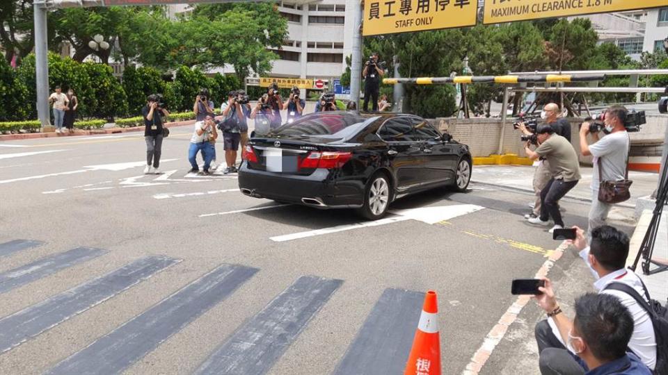 曾文惠座車抵達北榮。（陳人齊攝）