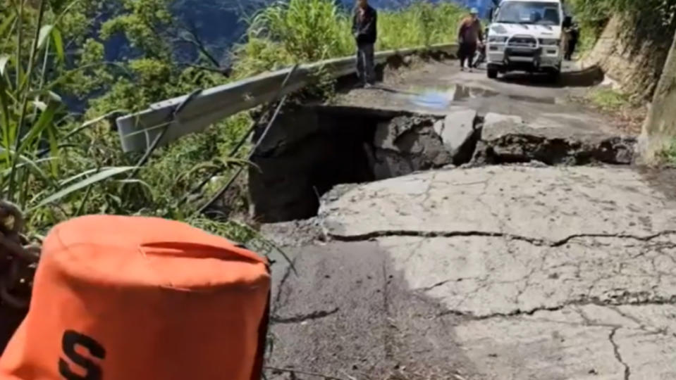 南投奪命坑洞！疑下雨掏空路基　小貨車行經「秒墜深谷」1死1傷