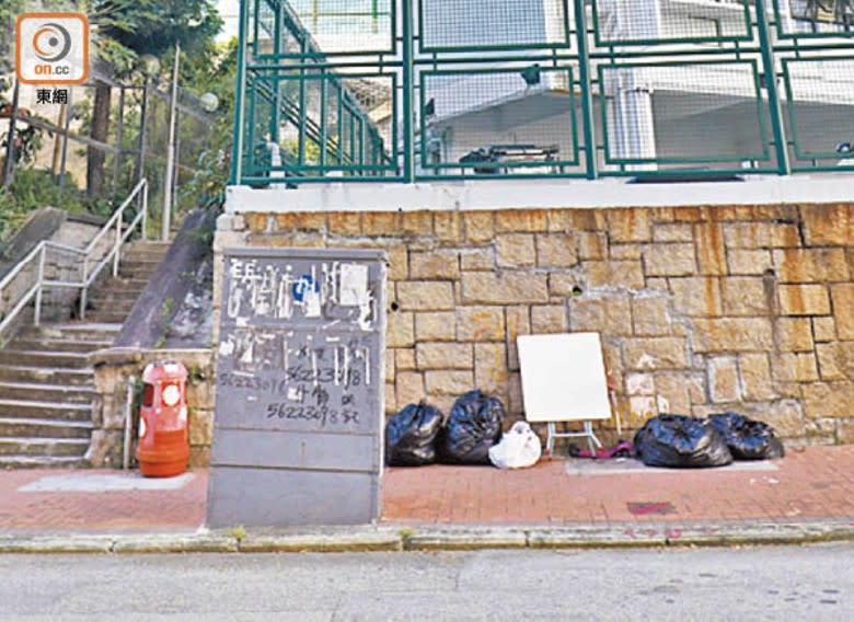 九龍城：有人將多袋垃圾掉棄在垃圾桶旁。