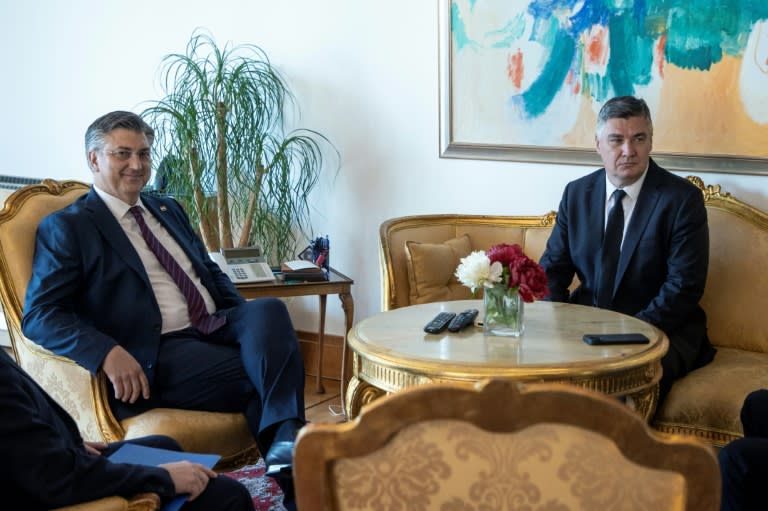 El primer ministro de Croacia y líder del partido conservador HDZ, Andrej Plenkovic (izq.), se reúne con el presidente, Zoran Milanovic, el 10 de mayo de 2024 en Zagreb (Damir Sencar)