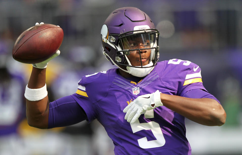 El quarterback Teddy Bridgewater (5) de los Vikings de Minnesota previo a un entrenamiento, el domingo 28 de agosto de 2016. (AP Foto/Andy Clayton-King)