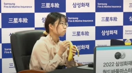 南韓棋士慘敗當場崩潰痛哭 女選手創新史「淡定吃香蕉」形強烈對比