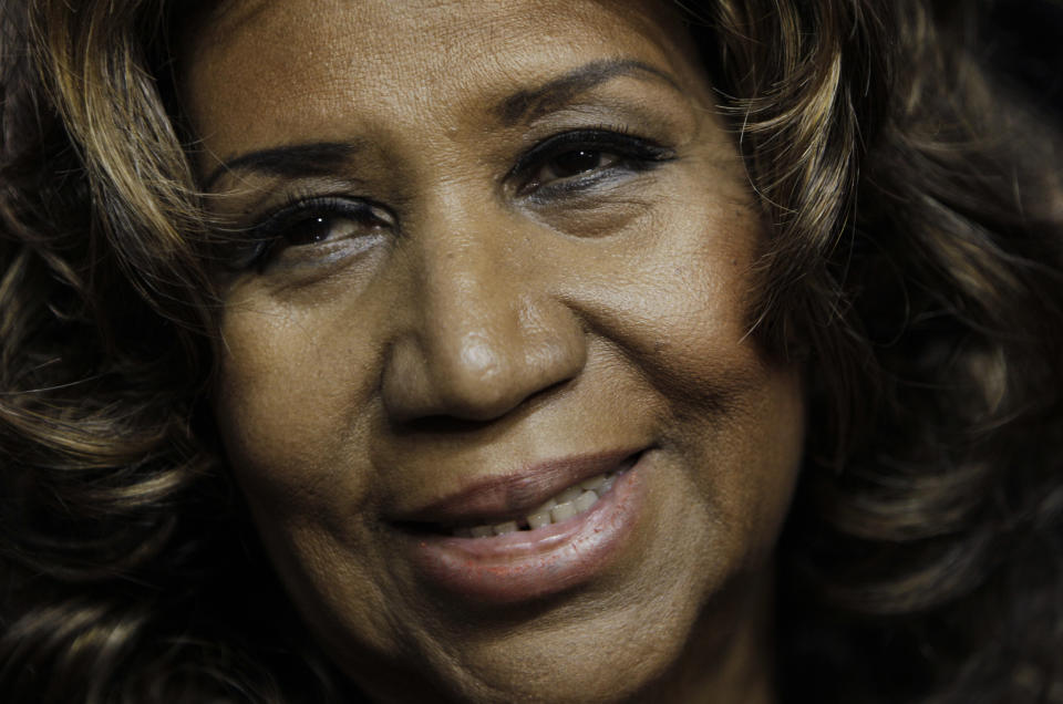 En esta foto del 11 de febrero del 2011, Aretha Franklin sonríe tras un partido de la NBA entre el Detroit Pistons y el Miami Heat en Auburn Hills, Michigan. Franklin está enferma de gravedad, según una persona allegada a la cantante. La persona, que habló a condición de anonimato por no estar autorizada a hacer declaraciones al respecto, dijo el lunes 13 de agosto del 2018 a The Associated Press que Franklin está gravemente enferma. No se proporcionaron más detalles. (AP Foto/Paul Sancya, Archivo)