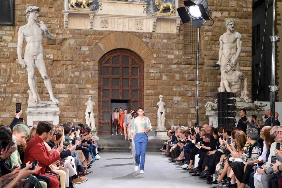 Hero Fiennes-Tiffin leads the finale at the Piazza della Signoria.