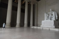 Un único turista pasea por el Monumento a Abraham Lincoln de Washington D. C. (Estados Unidos) el 23 de marzo. (Foto: Carolyn Kaster / AP).