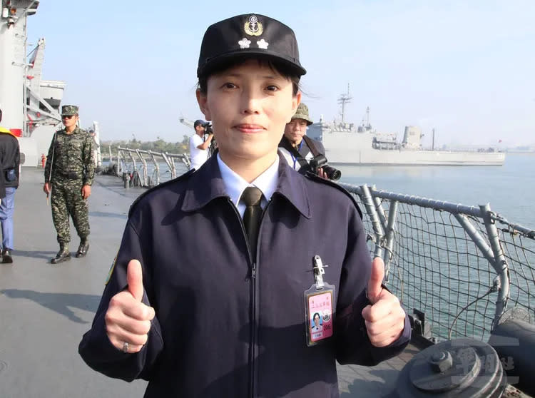 尤鐿濂於2016年接下中平軍艦艦長職務，成為海軍首位二級艦女艦長。翻攝自國防部發言人臉書