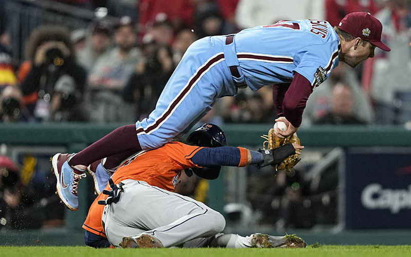 Philadelphia Phillies first baseman Rhys Hoskins tags Yuli Gurriel in a run down
