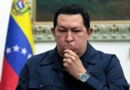 El presidente venezolano, Hugo Chávez, se someterá a una nueva operación de urgencia contra el cáncer en Cuba, cuya gravedad puso de manifiesto al designar como sucesor al vicepresidente Nicolás Maduro, sumiendo este domingo al país petrolero en la incertidumbre. (AFP | presidencia)