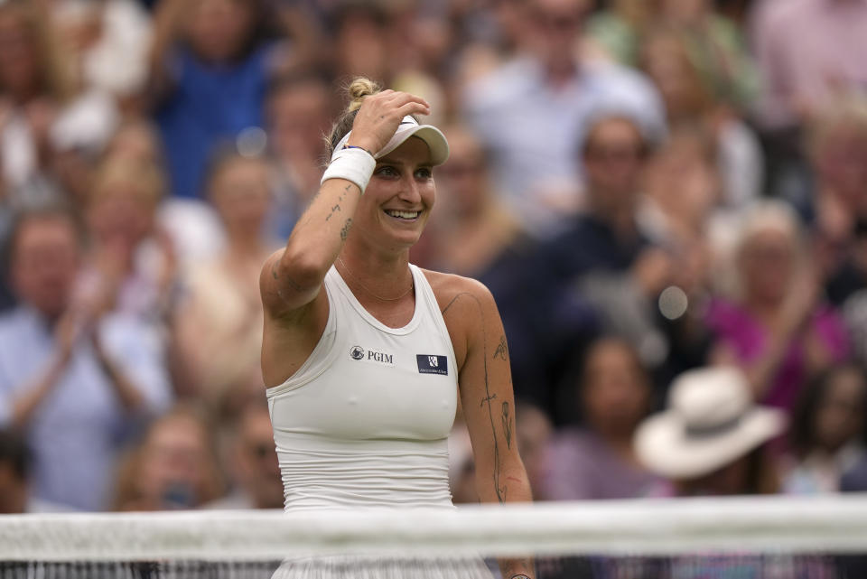 La checa Marketa Vondrousova celebra tras vencer en la final de Wimbledon a la tunecina Ons Jabeur y levantar su primer trofeo en un Grand Slam el sábado 15 de julio del 2023. (AP Foto/Alberto Pezzali)