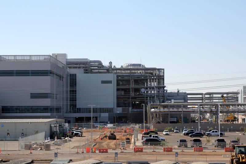 FOTO DE ARCHIVO: El CEO de Intel visita la fábrica de Arizona en el Manufacturing Day