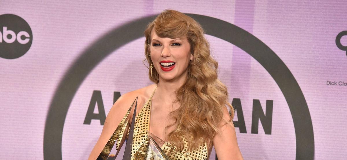 Travis Kelce Jersey Sales Spike 400% Following Taylor Swift Connection –  Rolling Stone