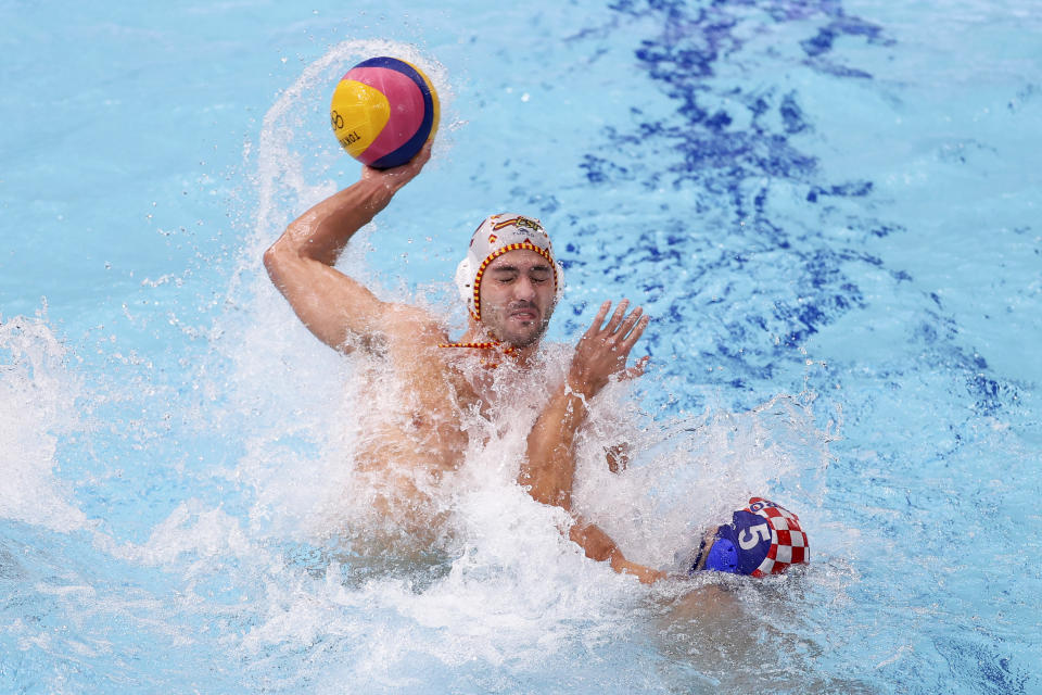 TOKYO, JAPAN - AUGUST 02: Alberto Munarriz Egana of Team Spain attempts to evade Maro Jokovic of Team Croatia during the Men's Preliminary Round Group B match between Spain and Croatia on day ten of the Tokyo 2020 Olympic Games at Tatsumi Water Polo Centre on August 02, 2021 in Tokyo, Japan. (Photo by Dan Mullan/Getty Images)