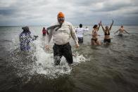 Participants take part in Courage Polar Bear Dip at Coronation Park in Oakville, January 1, 2015. This year's edition of the Courage Polar Bear Dip, in which hundreds of participants ran into Lake Ontario in subfreezing temperatures, will raise money for the "Rwanda: Right to Clean Water" project. REUTERS/Mark Blinch (CANADA - Tags: SOCIETY)