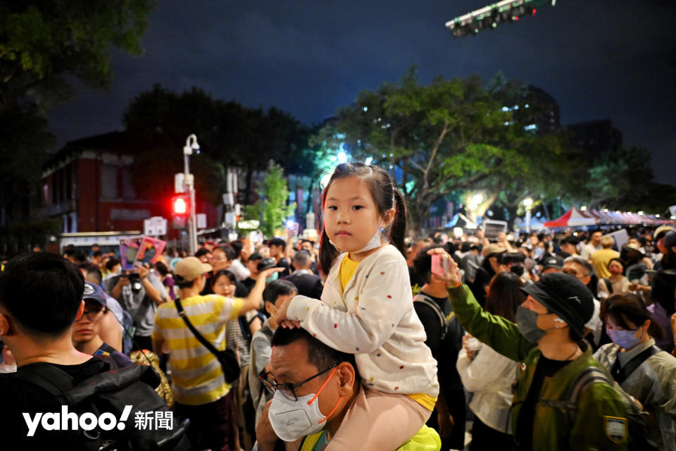 台灣立法院外萬人空巷，有小朋友騎在家長肩膀上