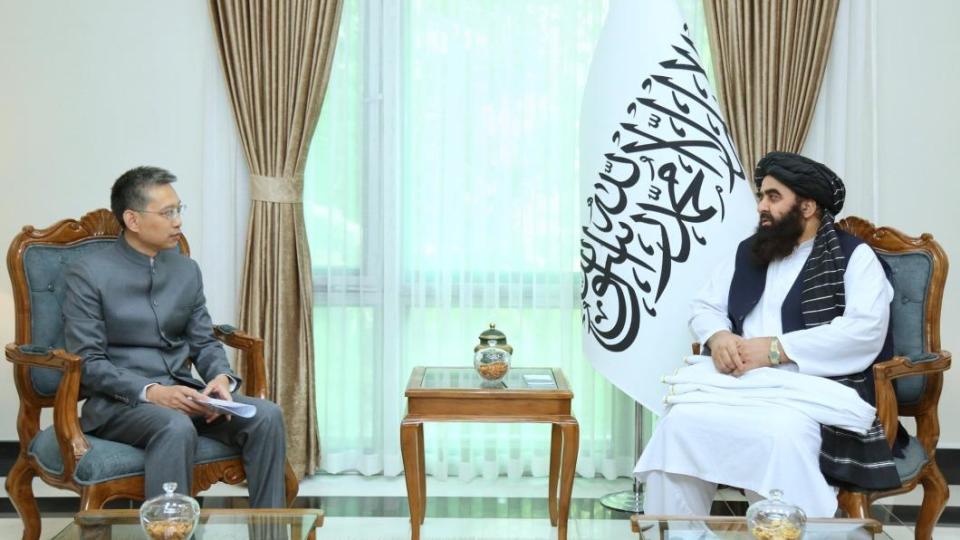 新上任的大陸駐阿富汗大使趙星（左），拜訪現任總理阿洪德遞交國書。（圖／翻攝自@HafizZiaAhmad1）