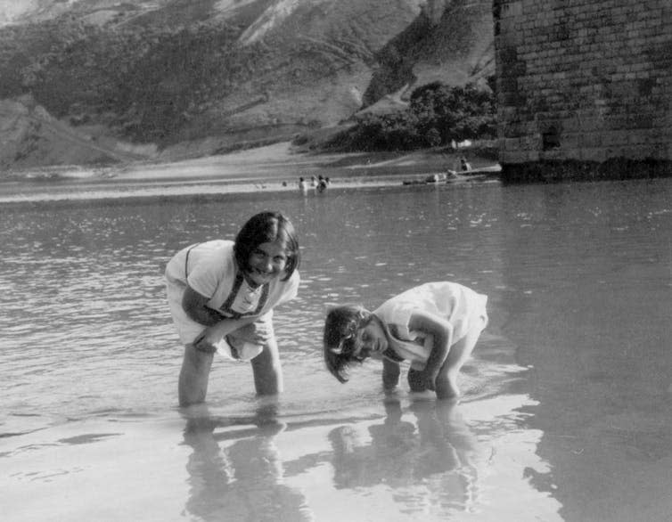 <span class="caption">Family life pre-war: Renia and her sister Ariana bathing in Zaleszczyki, 1935.</span> <span class="attribution"><span class="source">Elizabeth Bellak</span></span>
