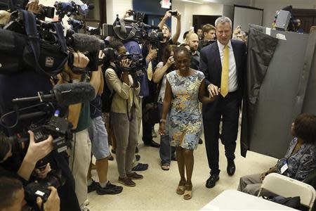 New York City Democratic mayoral candidate Bill de Blasio and his wife Chirlane McCray arrive to vote in the Democratic primary election in the Brooklyn borough of New York, September 10, 2013. REUTERS/Brendan McDermid