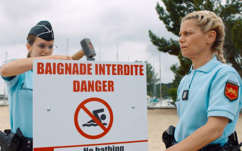 Eugénie (Christine Gautier, links) und Maja (Marina Foïs) müssen einen Hai fangen.  (Bild: EuroVideo)