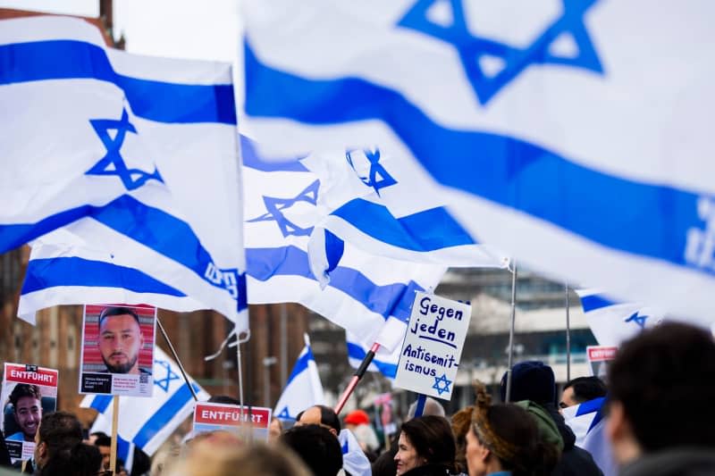 People take part in the final rally of a demonstration under the motto "Together against left-wing, right-wing and Islamist anti-Semitism - solidarity with Israel" organized by the German-Israeli Society. Christoph Soeder/dpa