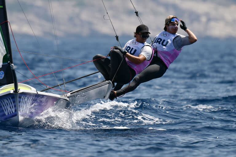 El dúo uruguayo Hernan Umpierre y Fernando Diz compitiendo en la Carrera 4 del evento masculino de skiff 49er durante la competencia de vela de los Juegos Olímpicos de París 2024 en la Marina Roucas-Blanc en Marsella el 29 de julio de 2024. (Foto de Christophe SIMON / AFP)