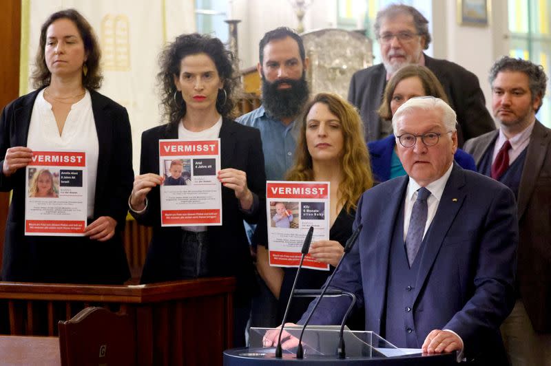 German President Frank Walter Steinmeier visits the Fraenkelufer synagogue in Berlin