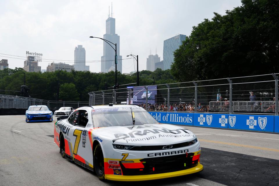 El piloto de la Serie Xfinity, Justin Allgaier (7), corre en Grant Park durante The Loop 121 de la Chicago Street Race en 2023.