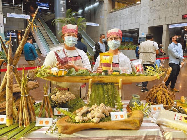 花蓮縣秀林鄉公所6日北上舉辦「春之頌活動」，促銷在地農產品。（張薷攝）