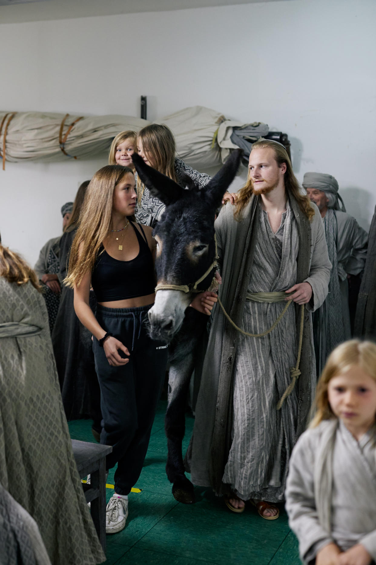 Anton Preisinger Jr. y Amelie Kutschker, una manejadora de burros, tras bambalinas durante la representación de la pasión en Oberammergau, Alemania, el 12 de agosto de 2022. (Roderick Aichinger/The New York Times)