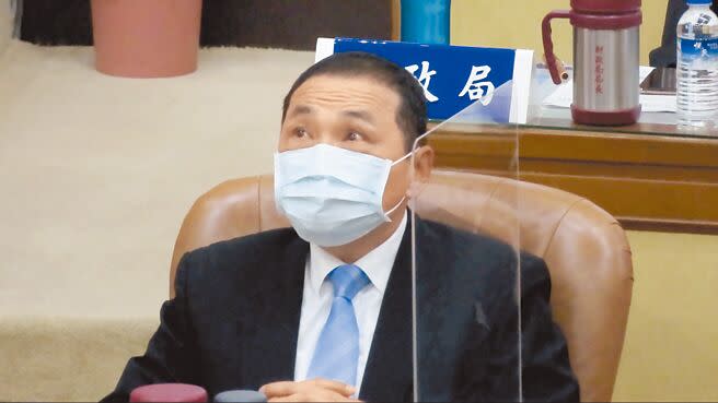 民進黨團向新北市長侯友宜致意時，侯強忍淚水。（葉德正攝）