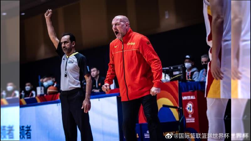 中國男籃被德國打到信心全失，讓外籍主帥喬傑維奇比賽中一度情緒激失控。（圖／翻攝自世界盃微博）