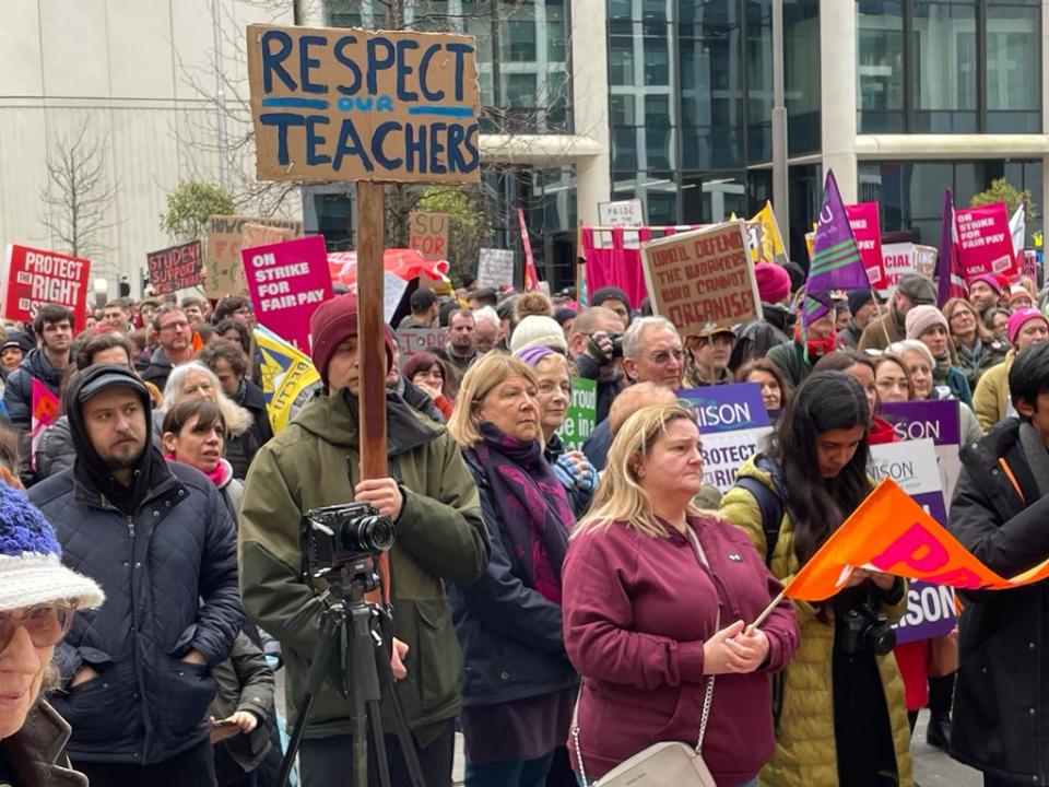 Rund 600 Menschen nahmen an einer Kundgebung auf dem Central Square in Cardiff teil, um gegen strengere Streikbeschränkungen der Regierung zu protestieren.