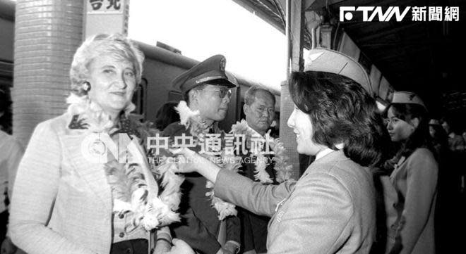 1982年12月9日，彭蒙惠（左）獲選好人好事代表，抵達台北火車站時接受民眾獻花致敬。（圖／中央社）