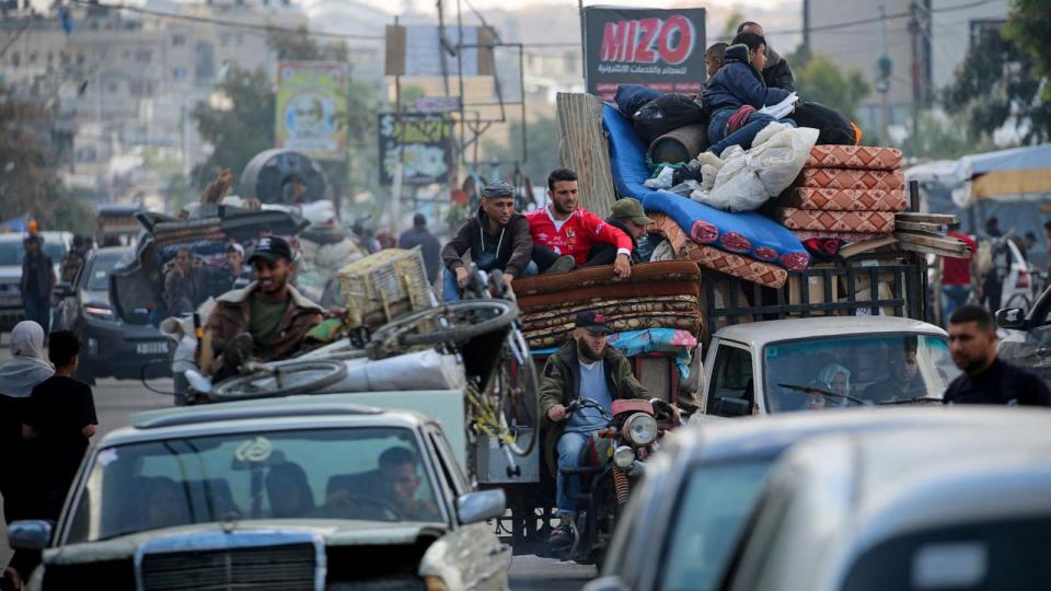 PHOTO: Displaced Palestinians flee Rafah with their belongings to safer areas in the southern Gaza Strip, May 7, 2024. (AFP via Getty Images)