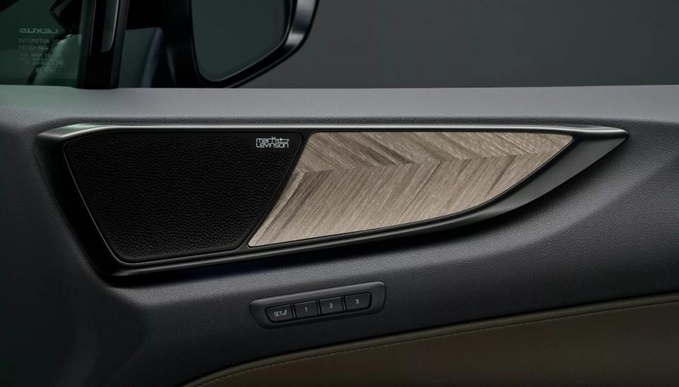 某些車型內裝將會擁有木質的飾板選擇，讓車輛的質感表現更上層樓。