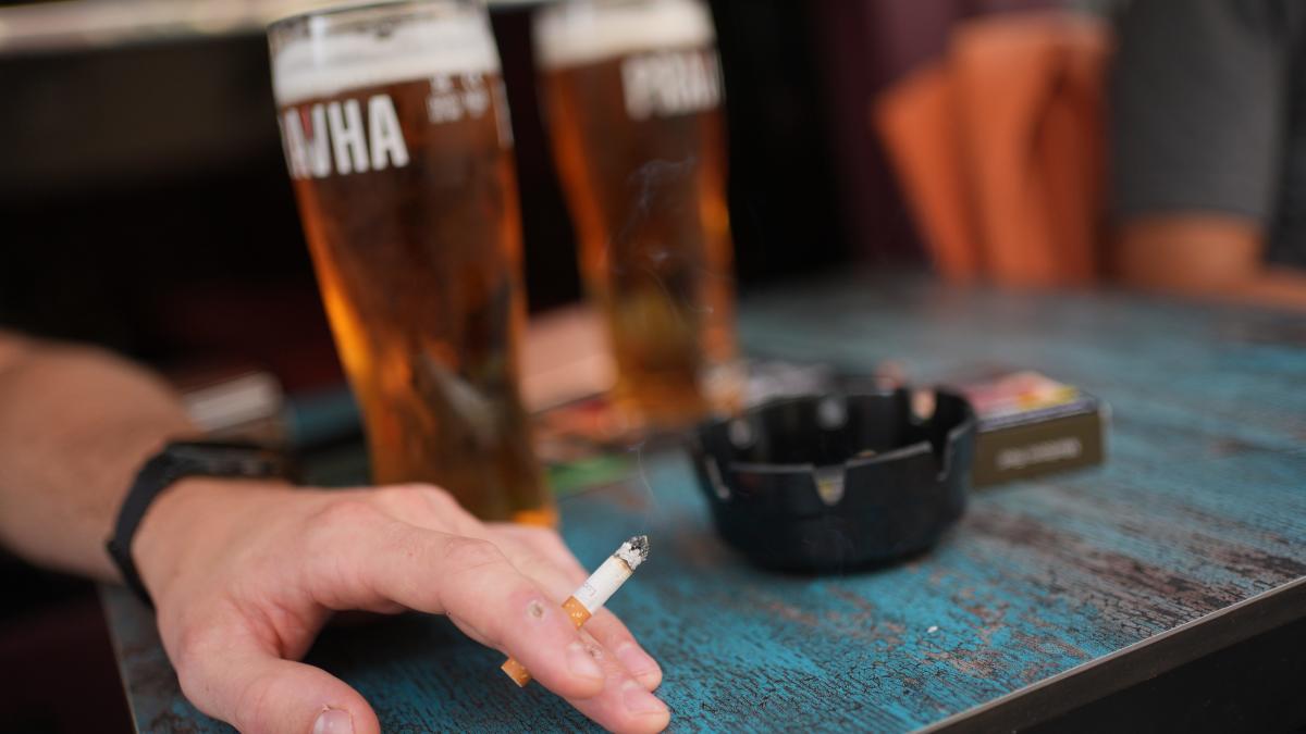 Minister denies attacking hospitality industry over beer garden smoking ban