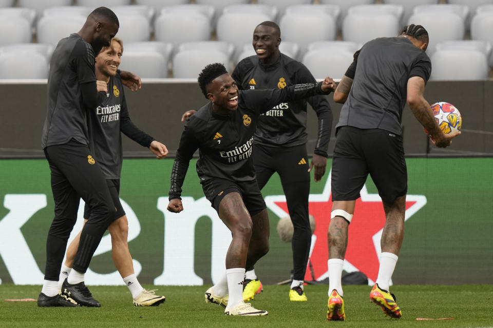 Vinicius Junior (centro) del Real Madrid bromea con Ferland Mendy (atrás), Eder Militao (derecha), Antonio Rudiger (izquierda) y Luka Modric (segundo izquierda) durante un entrenamiento el 29 de abril de 2024, en Múnich. (AP Foto/Matthias Schrader)