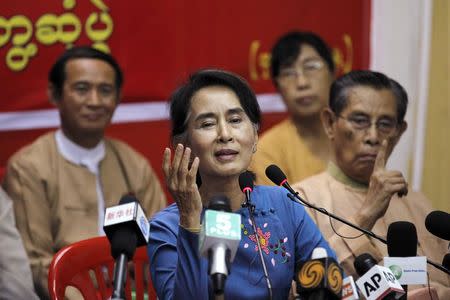 Myanmar's pro-democracy leader Aung San Suu Kyi talks to reporters during a news conference at the National League for Democracy party head office in Yangon November 5, 2014.REUTERS/Soe Zeya Tun