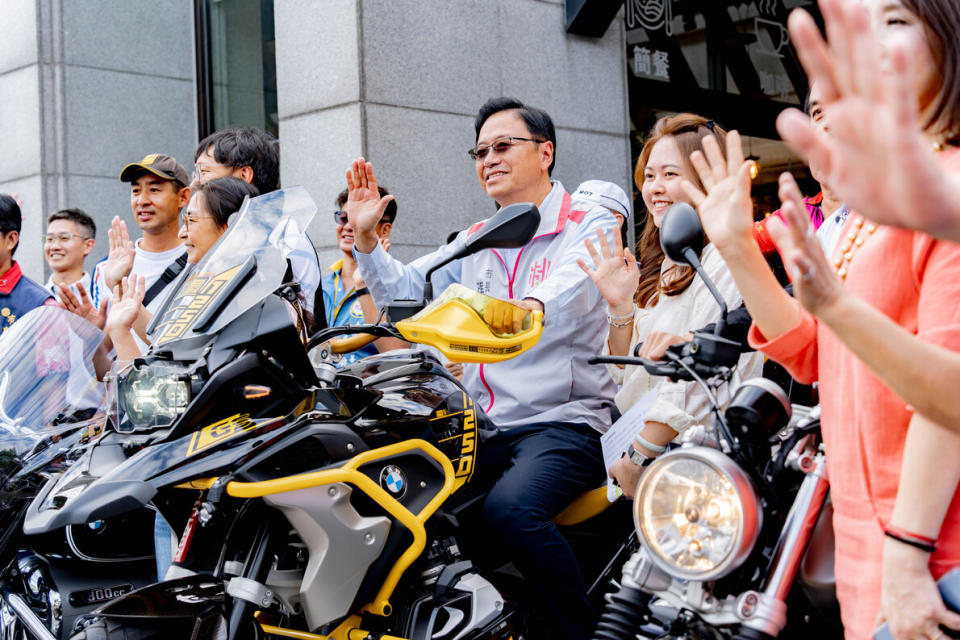 張善政市長和車友們共同宣示遊客中心啟用。圖/桃園市政府提供