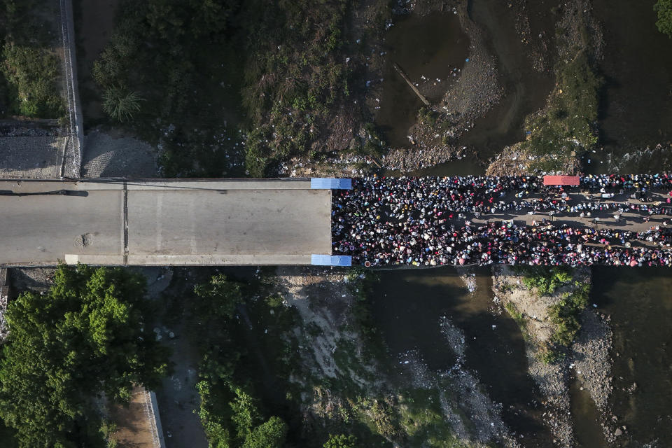 Decenas de personas esperan en Ouanaminthe, Haití, para cruzar a República Dominicana, el 17 de mayo de 2024. (AP Foto/Matías Delacroix)