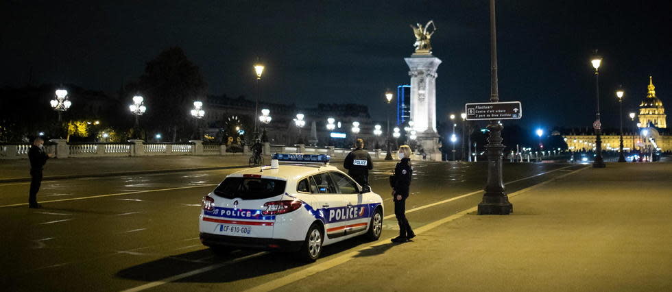 Une voiture de police dans les rues de Paris, dimanche 18 octobre.
