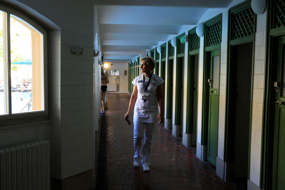 <p>Mariann Eva, a manager at the Lukacs Bath, walks along a corridor in Budapest, Hungary on June 23, 2016. (REUTERS/Bernadett Szabo) </p>