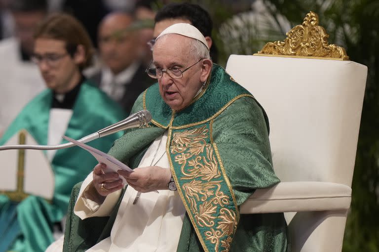 El Papa Francisco habla al colegio cardenalicio