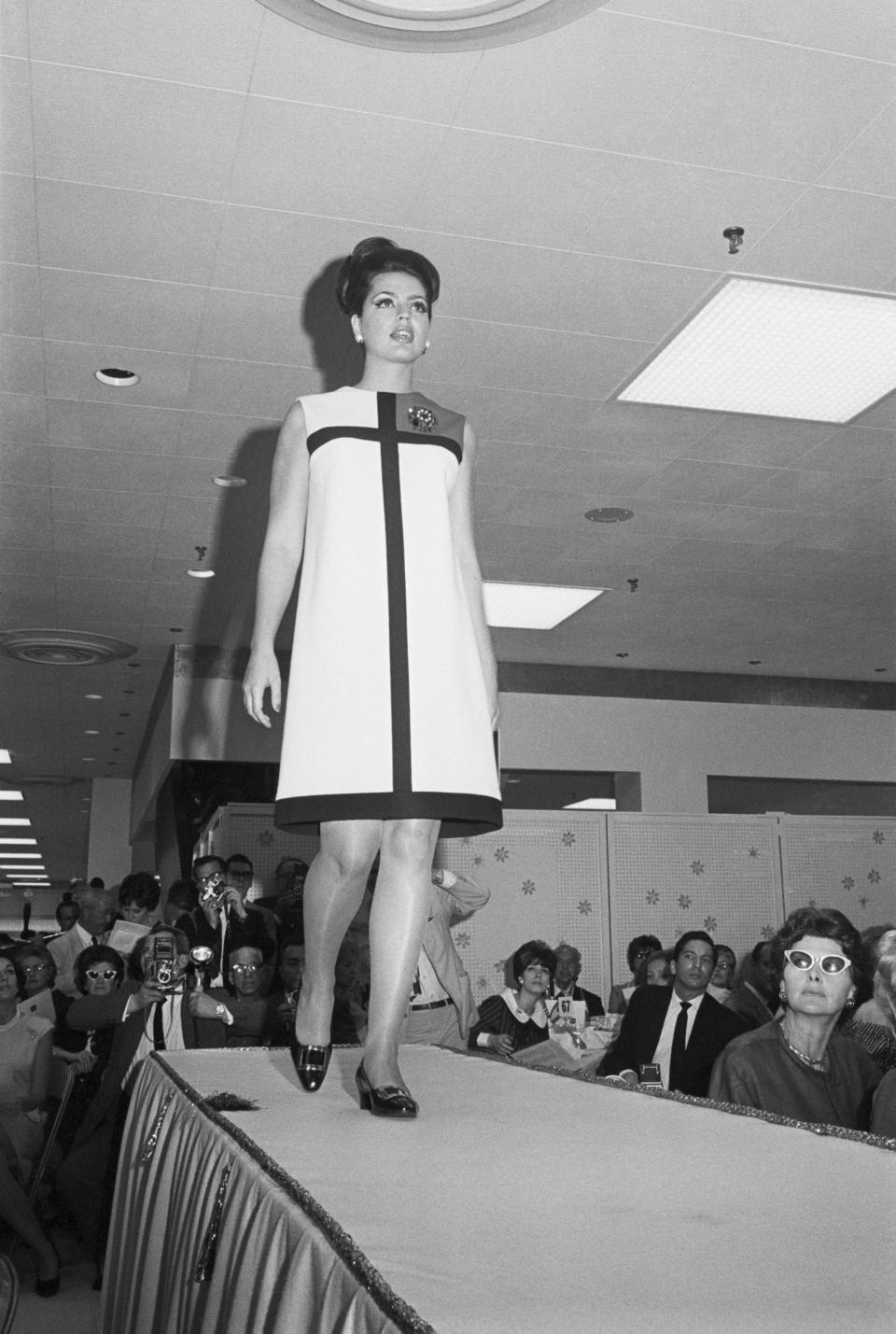 <p>Big Fashion im Big Apple! Die New York Fashion Week ist nicht nur eine der ersten des Jahres, dort fand 1943 während des zweiten Weltkrieges auch die alllererste Modewoche unter dem Namen “Press Week“ statt. Das Event war eine Initiative der damaligen Anna Wintour: Eleanor Lambert, eine amerikanische Modejournalistin, die als einflussreichste ihrer Zeit gilt. </p>