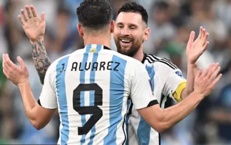 Lionel Messi celebrando junto a Julián Álvarez