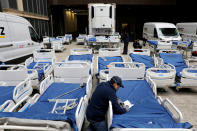 Un trabajador comprueba parte de una entrega de 64 camas de la empresa Hill-Rom al Hospital Mount Sinai. (Foto: Andrew Kelly / Reuters).