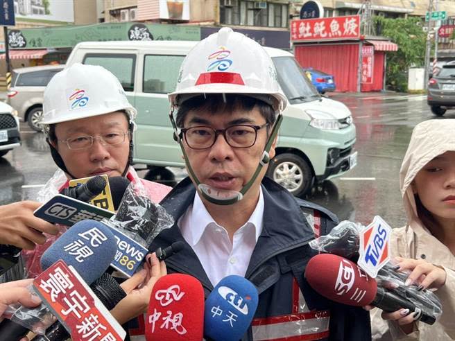 高雄市今晨旺盛對流導致各區發生強降雨，市長陳其邁上午前往鳥松區本館路、球場路口視察積水情形。（高雄市府新聞局提供／林雅惠傳真）