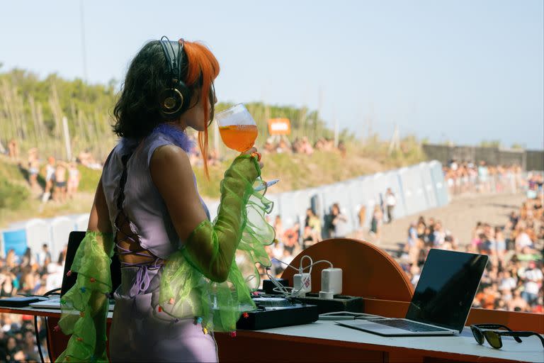 Candela Vetrano en su rol de DJ Chancleta inauguró la temporada de fiestas en las playas del sur marplatense